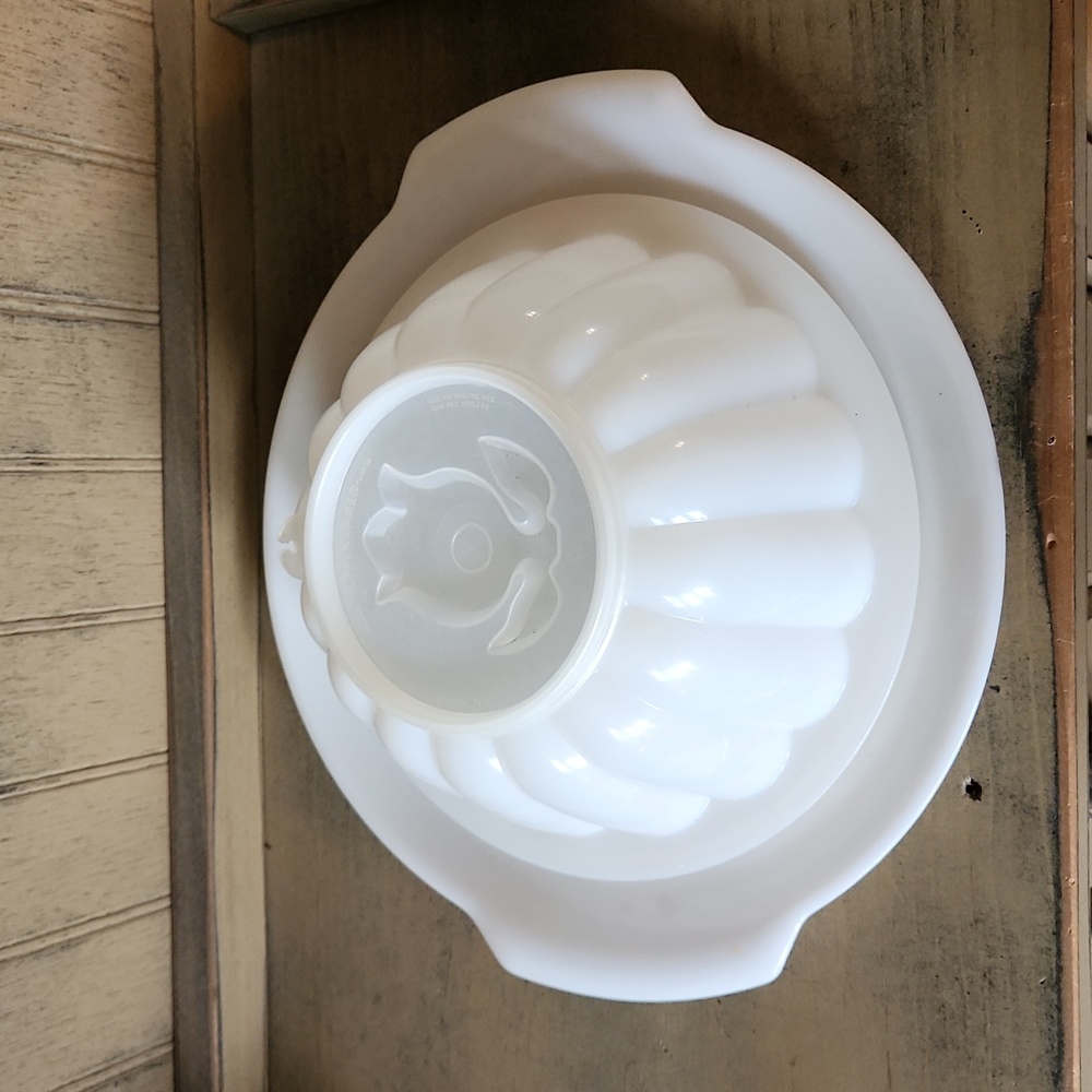 Vintage Tupperware Jel-N-Serve